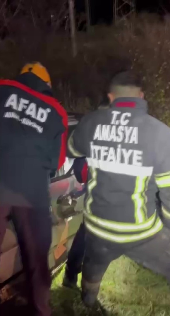 Amasya’da iki otomobil kafa kafaya çarpıştı: 8 yaralı