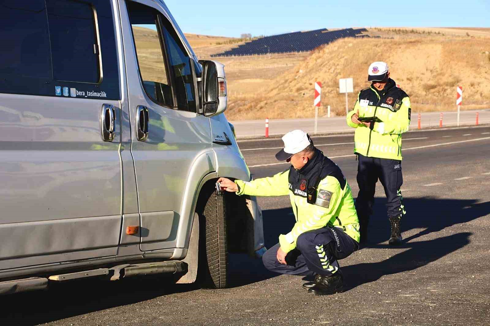 Araçlara kış denetimi: Jandarma lastik ve donanımları kontrol etti
