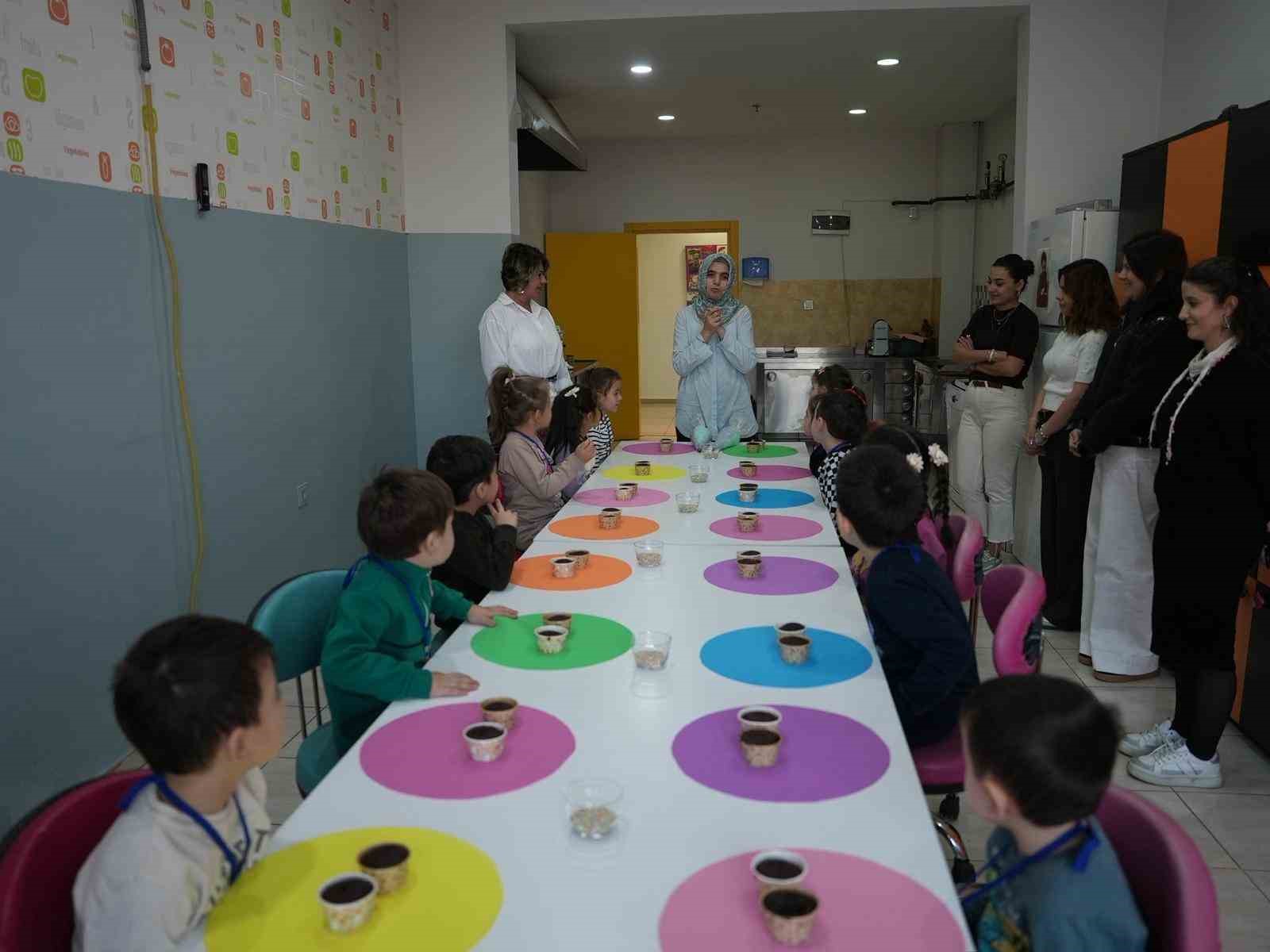 Çocuk üniversitesi minik öğrencileri ağırladı
