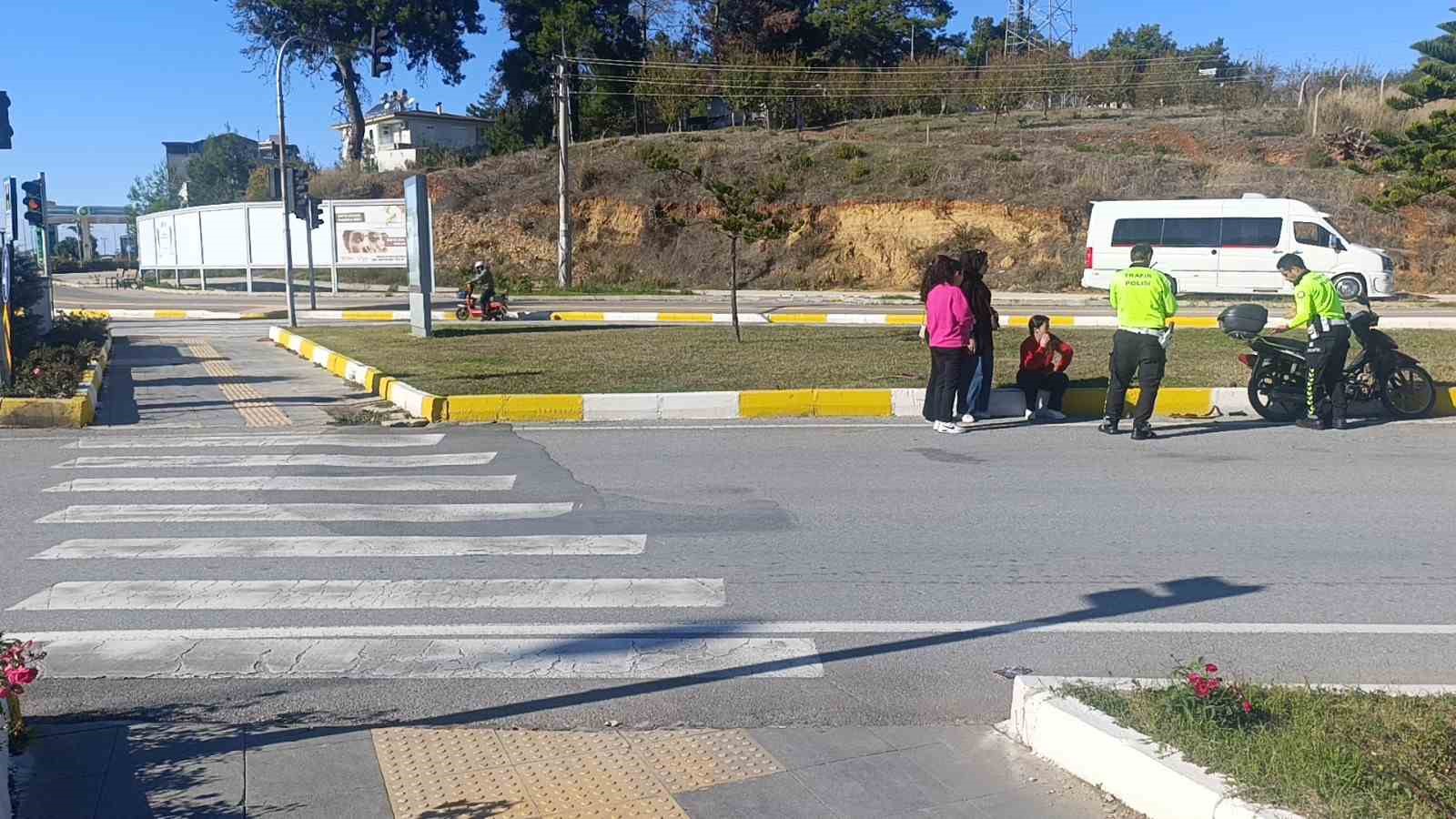 Yaya geçidinde otomobil ile motosiklet çarpıştı: 1 yaralı
