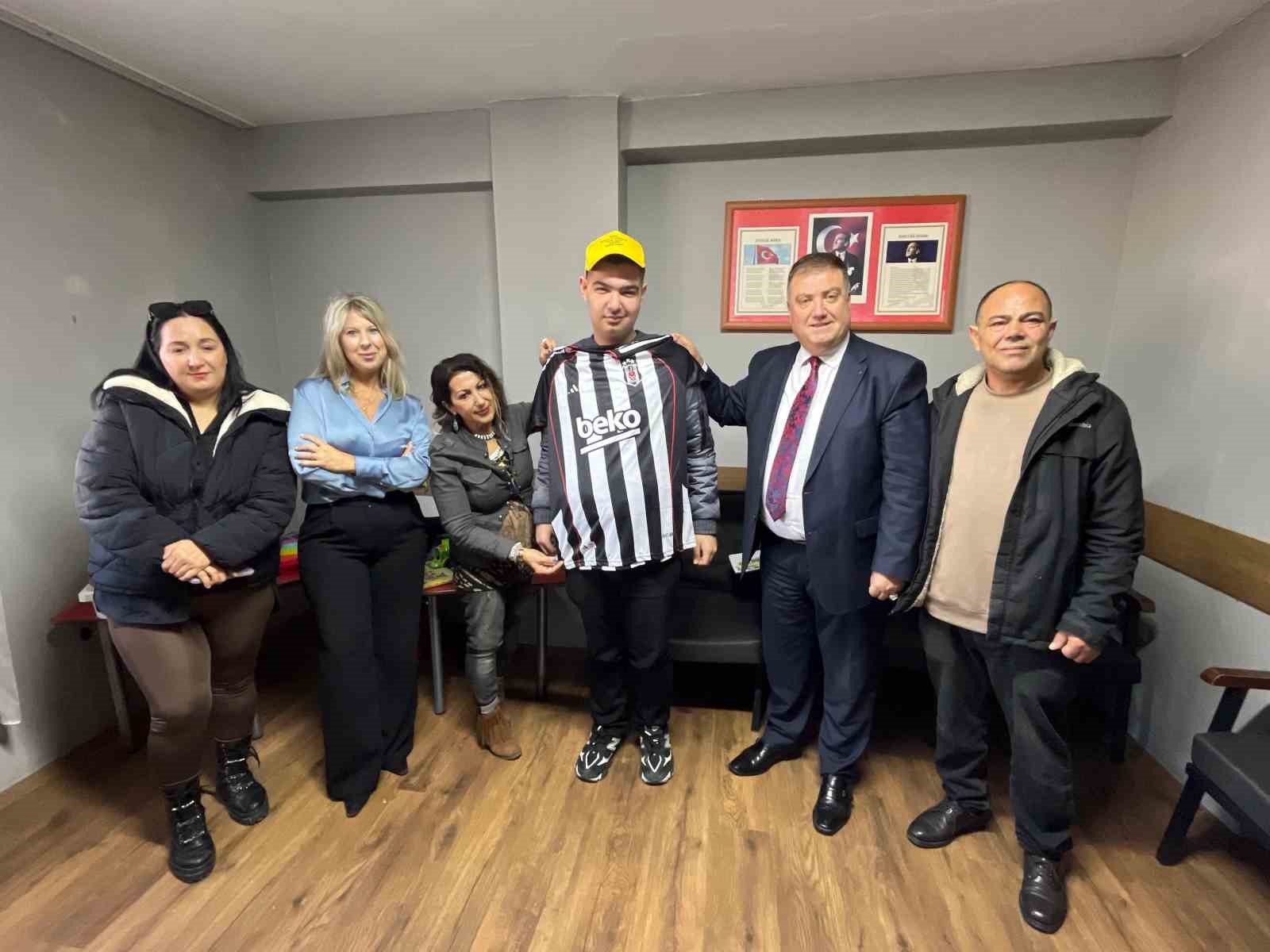 Taksi tutkunu Halil’e Başkan Özkan’dan özel sürpriz