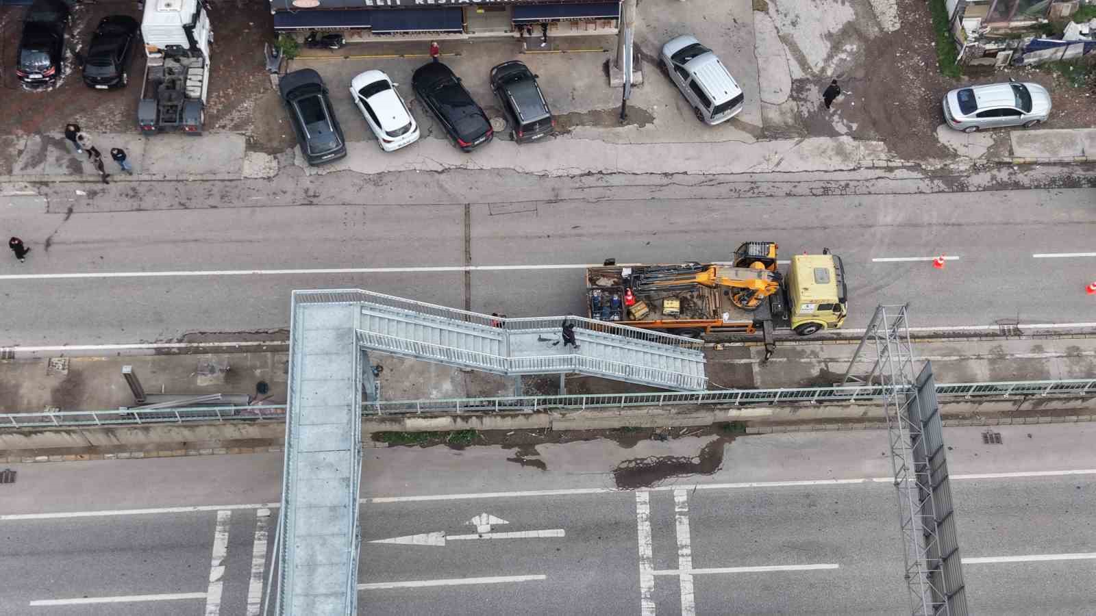"Yayalar evimi izliyor" şikayeti üst geçidi yıktırdı: "Evi yine görebiliyoruz"