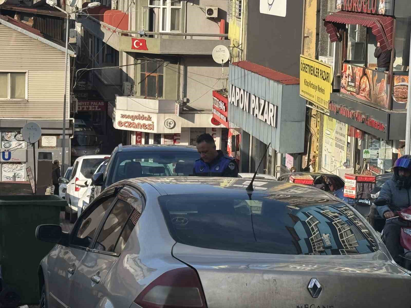 Zabıtadan kaldırım işgali yapan sürücülere ceza
