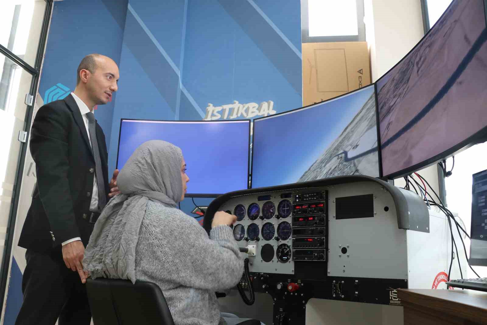 Uçağa binmeden pilot gibi uçuyorlar, simülasyon ile gökyüzüne hazırlanıyorlar