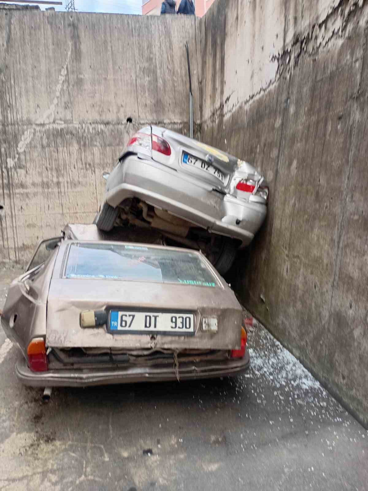 Rampada geriye kayan otomobil 8 metreden düşerek park halindeki aracın üzerine çıktı
