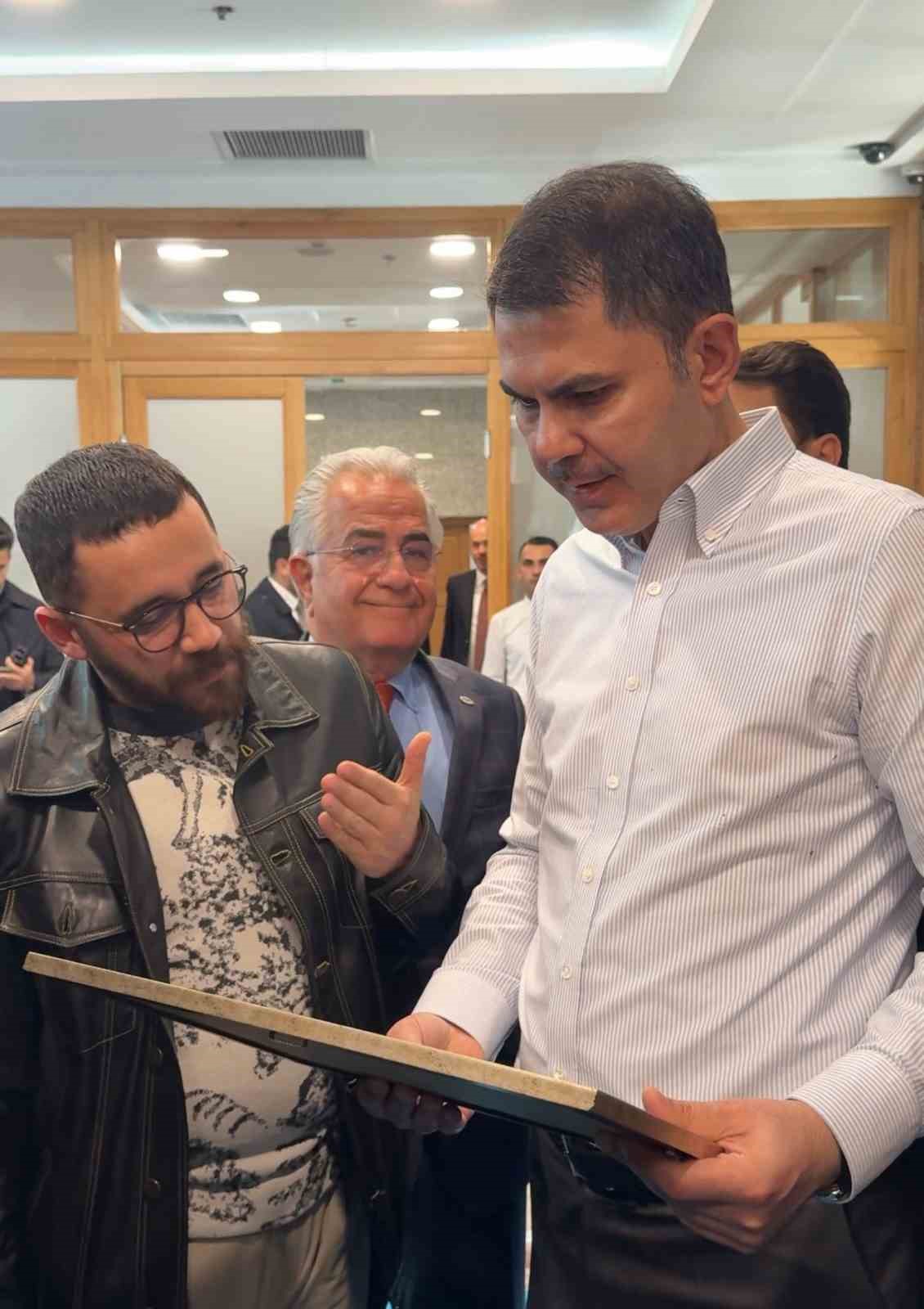 Bakan Kurum’a fuar davetiyesi takdim edildi
