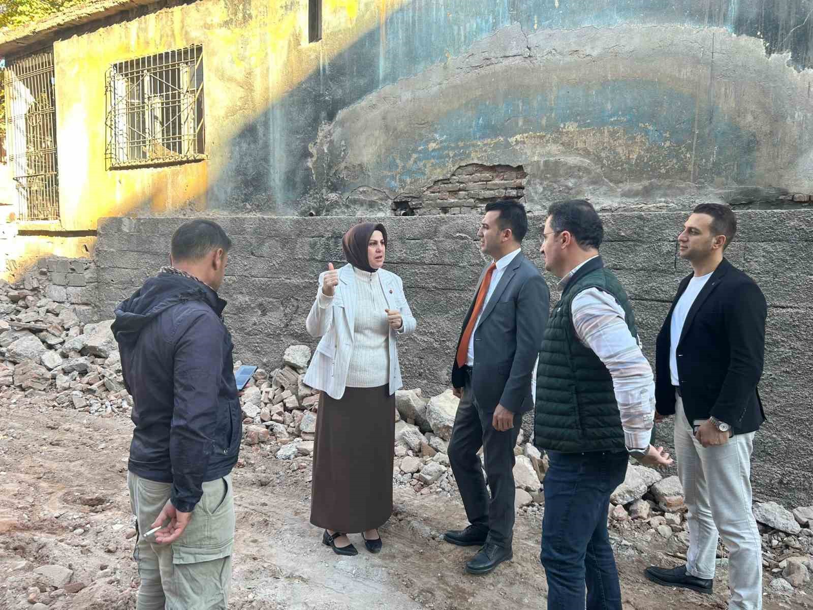 Bağlar Kaymakamı Özdemir metruk binaları inceledi
