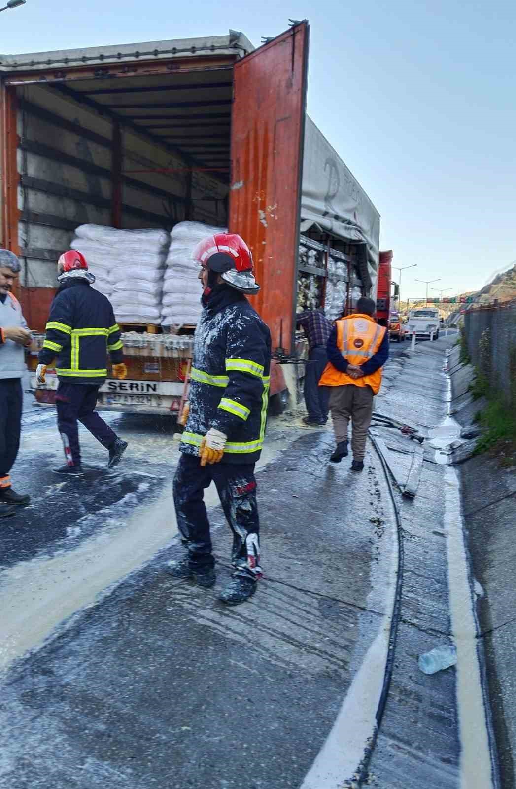 Osmaniye’de seyir halindeki soya yüklü tırda yangın çıktı
