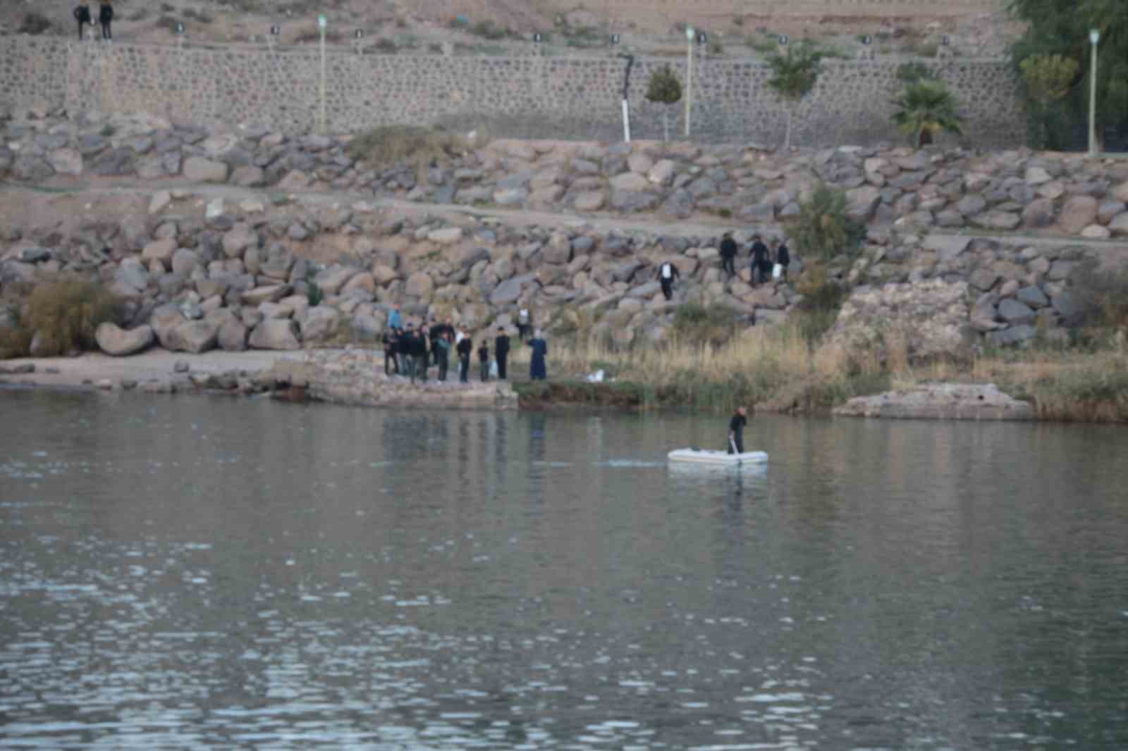 Nehre düşen terliğini almak isterken suya düşen çocuk kayboldu
