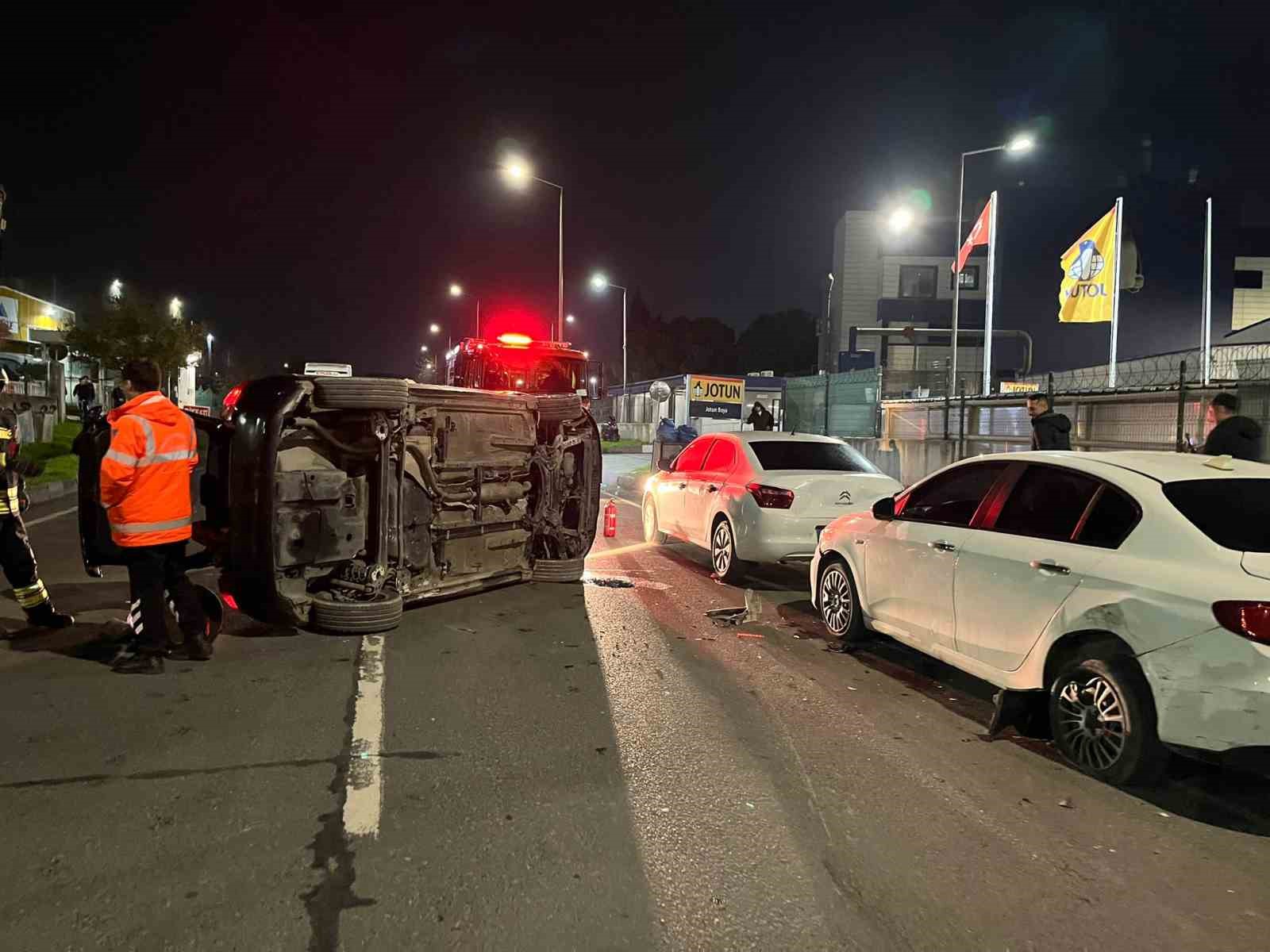 Kontrolden çıkan otomobil park halindeki araçlara çarpıp yan yattı