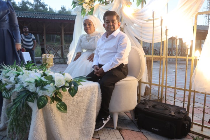 21 yıl sonra evlenerek aşklarına engel tanımayan cüce çift, anne ve baba olacak olmanın heyecanını yaşıyor