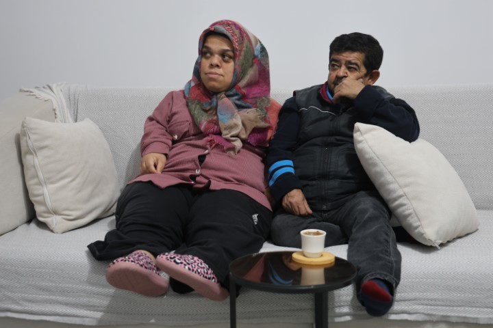 21 yıl sonra evlenerek aşklarına engel tanımayan cüce çift, anne ve baba olacak olmanın heyecanını yaşıyor