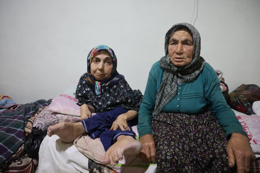 80 yaşındaki anne, 61 yaşındaki bedensel engelli kızına ömrünü adadı