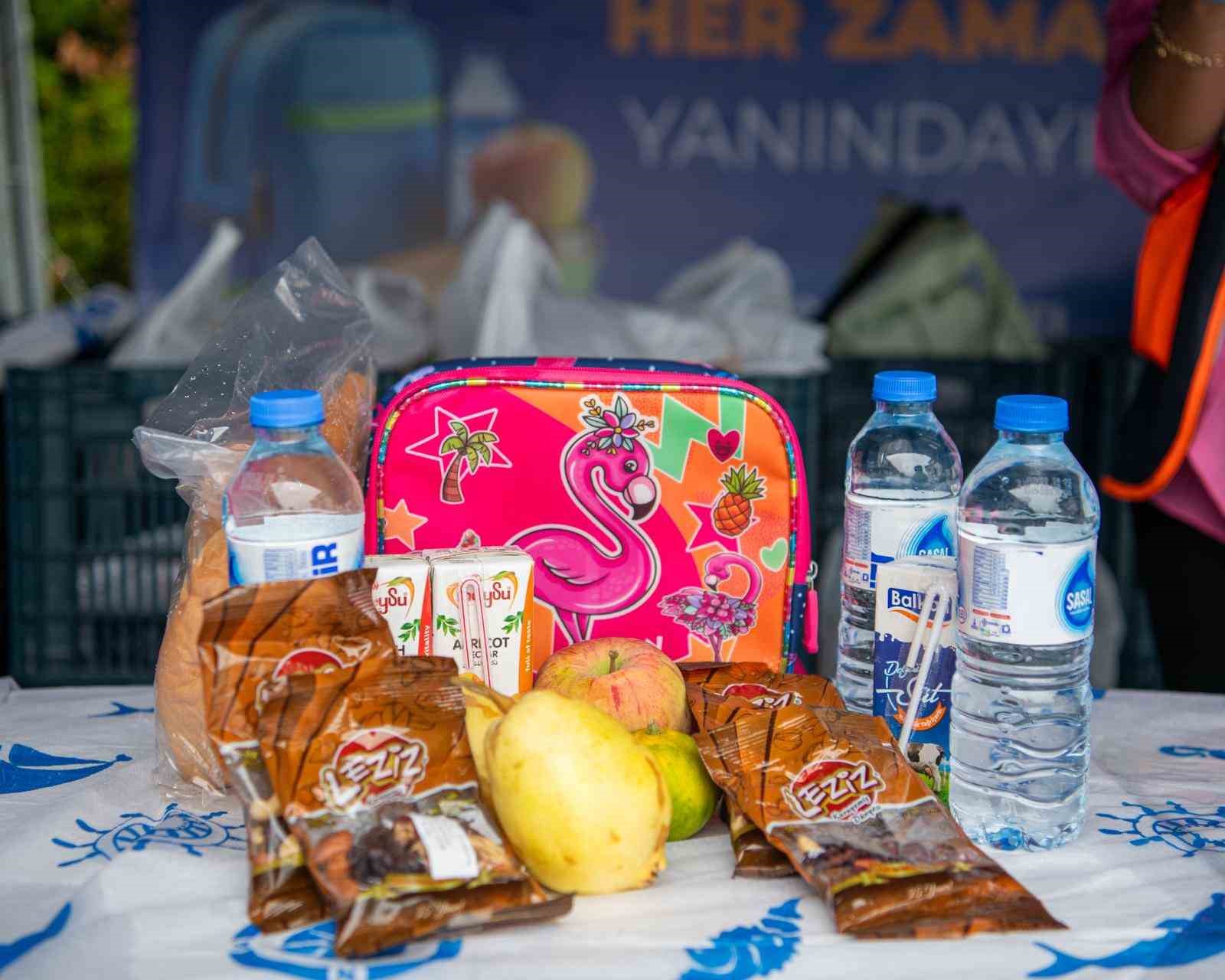 Kuşadası’nda beslenme çantalarını belediye dolduruyor