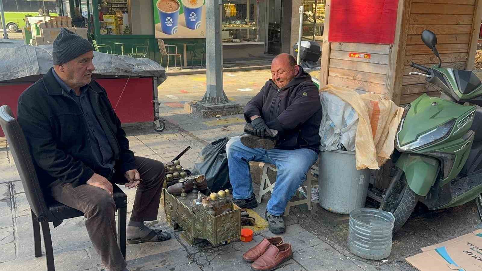 Hayata tutunan engelli köpeğe bebek gibi bakıyor