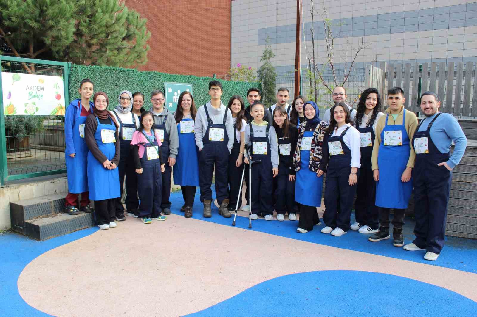 Zeytinburnu’nda ergoterapi öğrencileri engeli olan bireylerle birlikte fide ekti