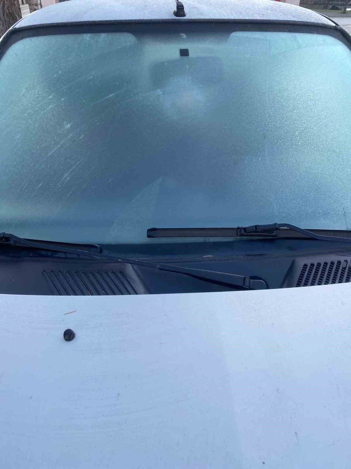 Bolu’da soğuktan araçların camları buz tuttu
