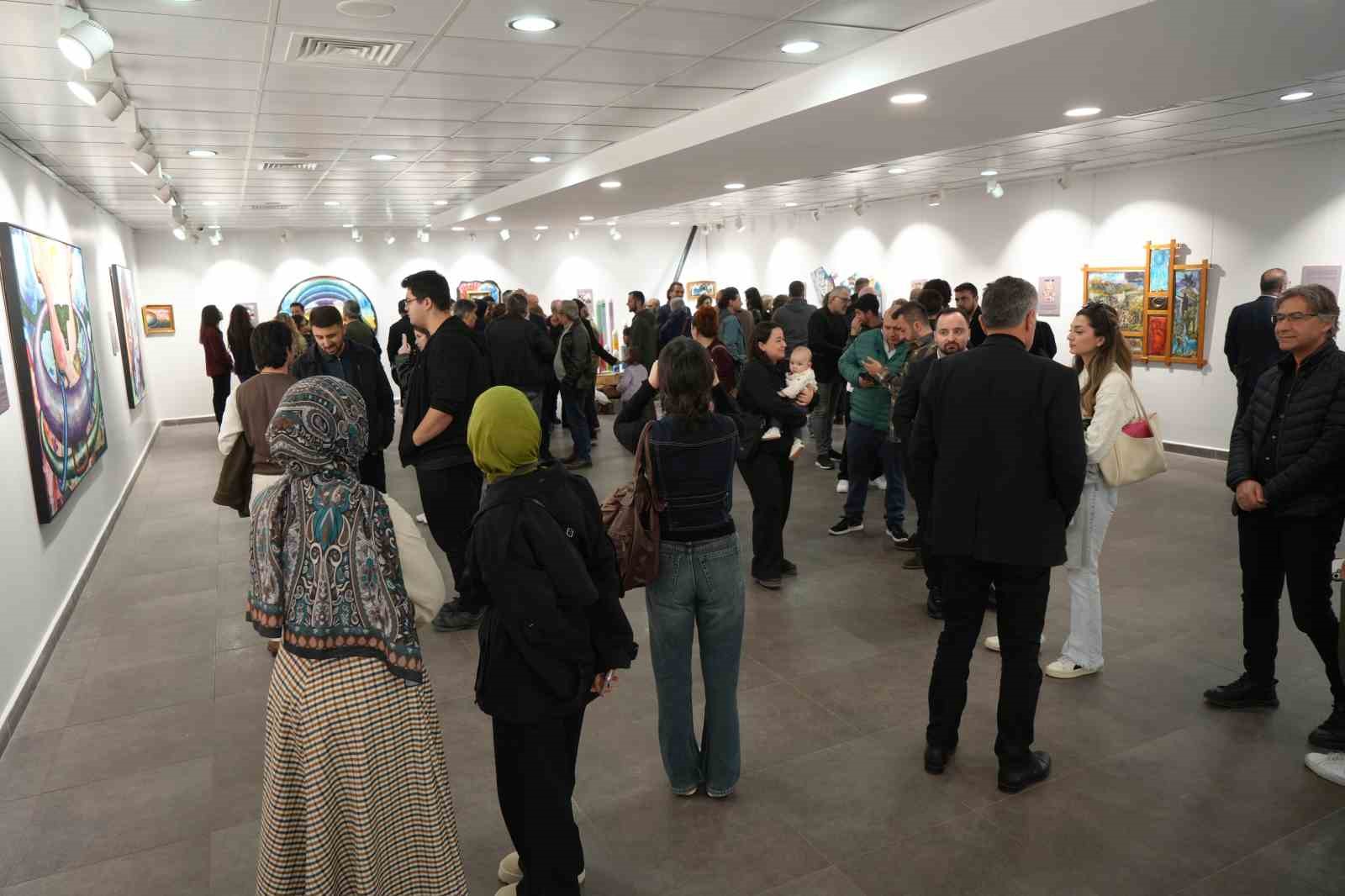 Akademisyenin 38 yıllık sanat yolculuğunu anlatan "38/50: Retro-Perspektif" sergisi
