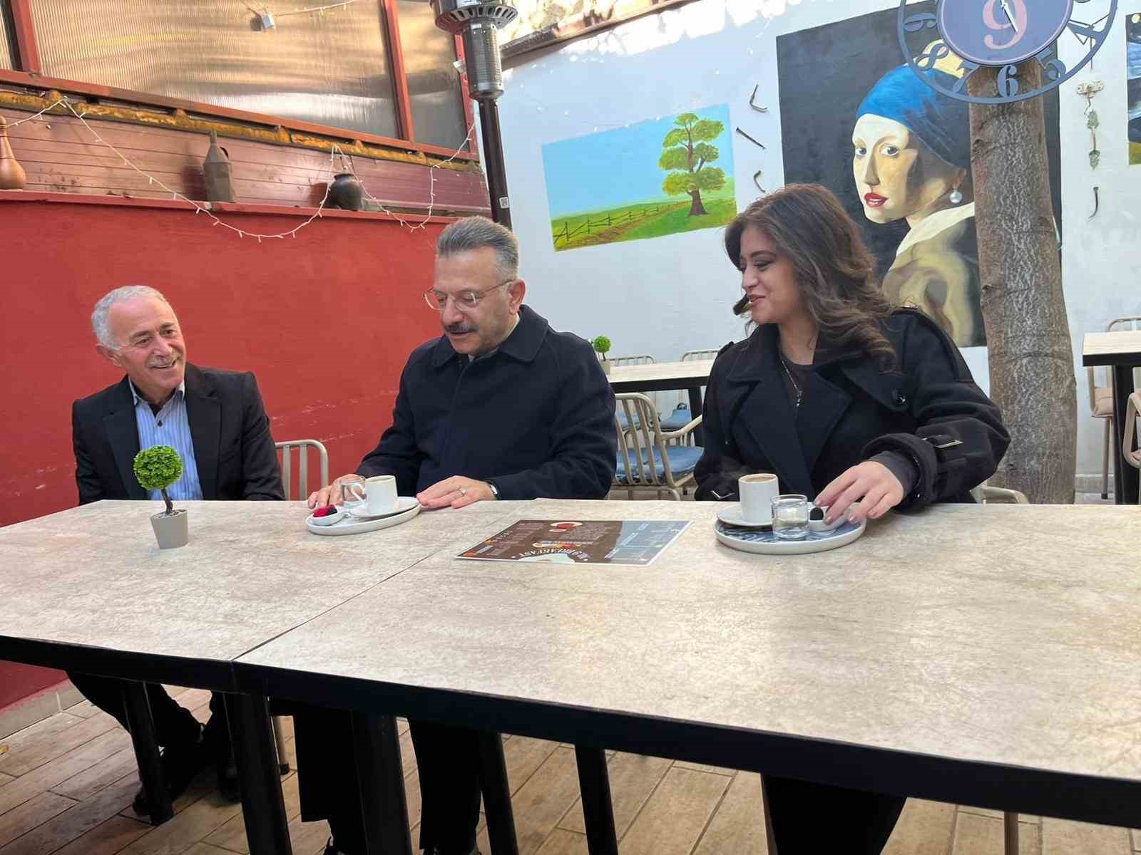 Vali Aksoy, işitme engelli genç girişimci kadının açtığı işletmede sabah kahvesini içti