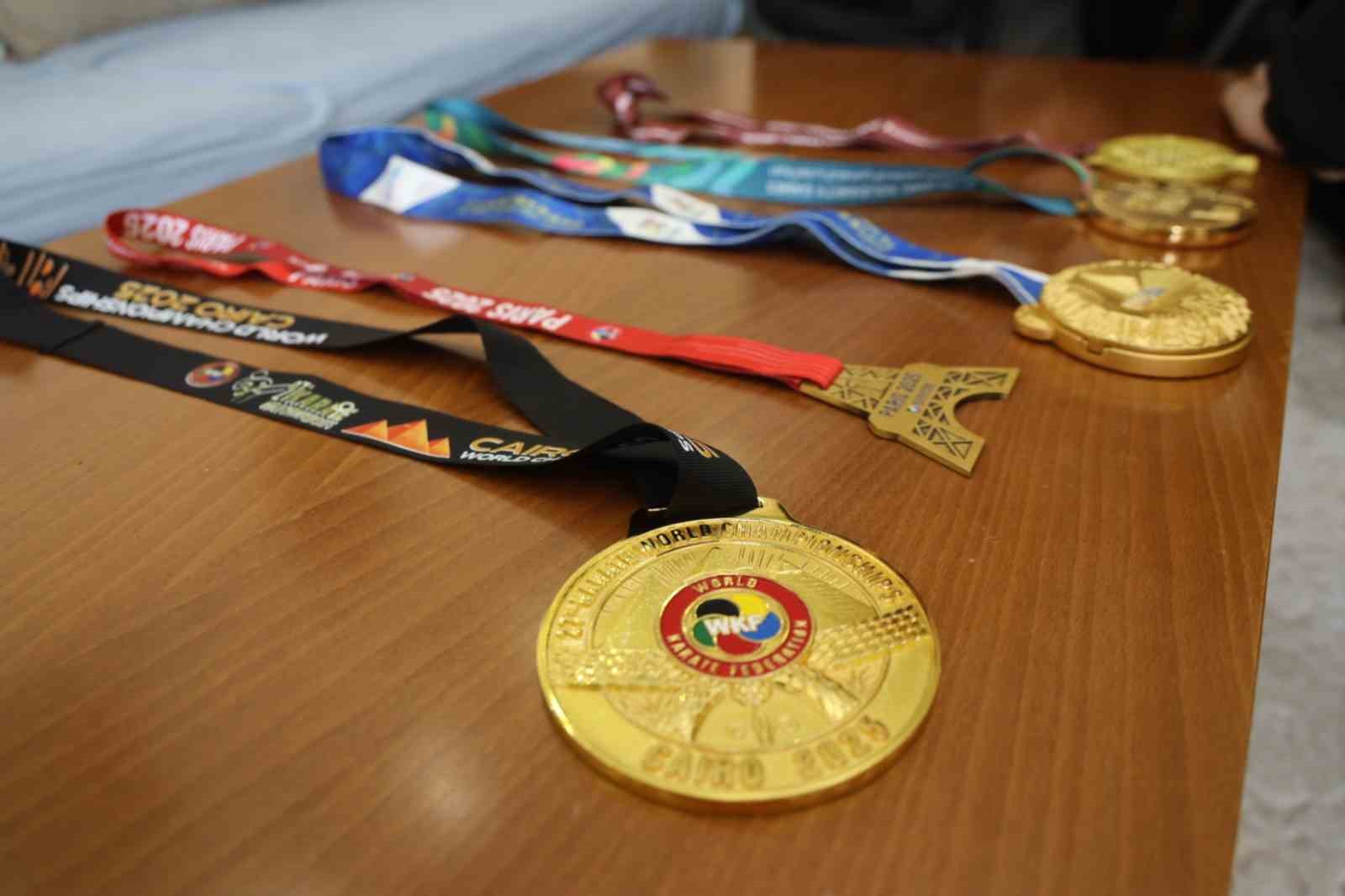 Dünya şampiyonu milli karateci Şamdan’dan Başkan Bıyık’a "madalyalı" ziyaret
