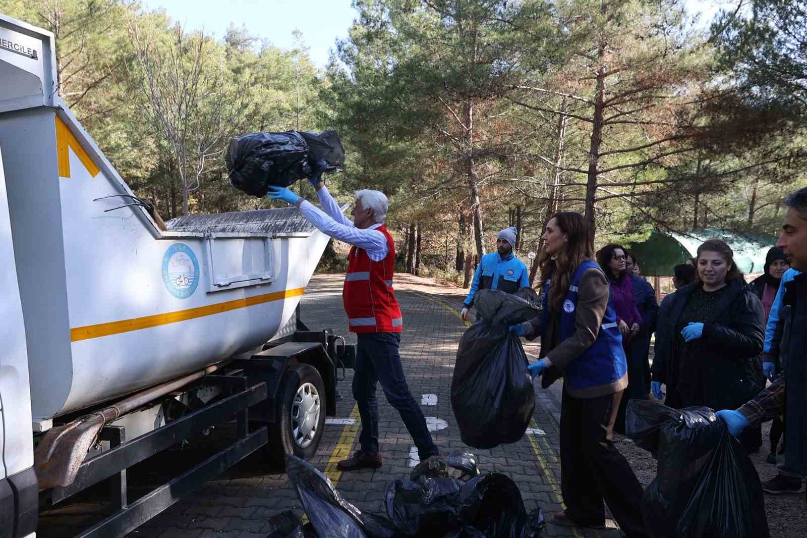 Muğla Büyükşehir Belediyesi’nin temizlik seferberliği Ula Göleti’nden başladı
