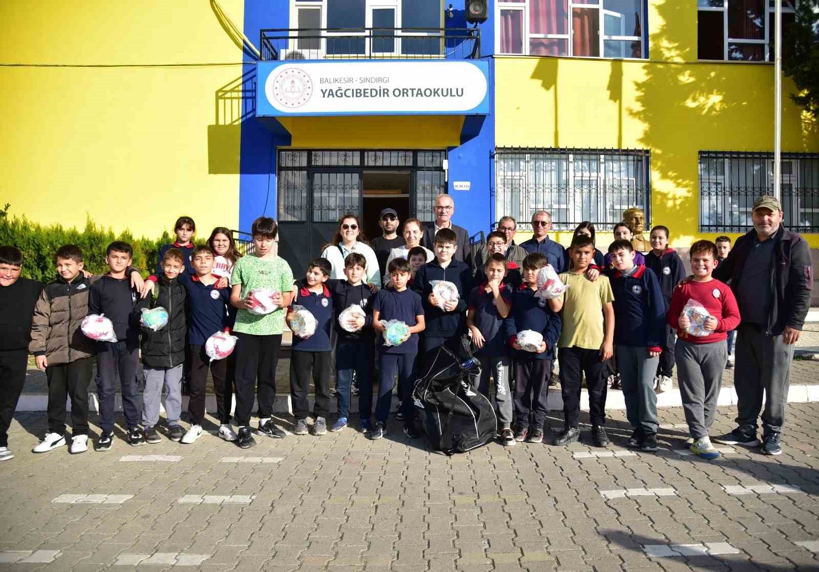 Büyükşehir’den okullara spor ekipmanı desteği
