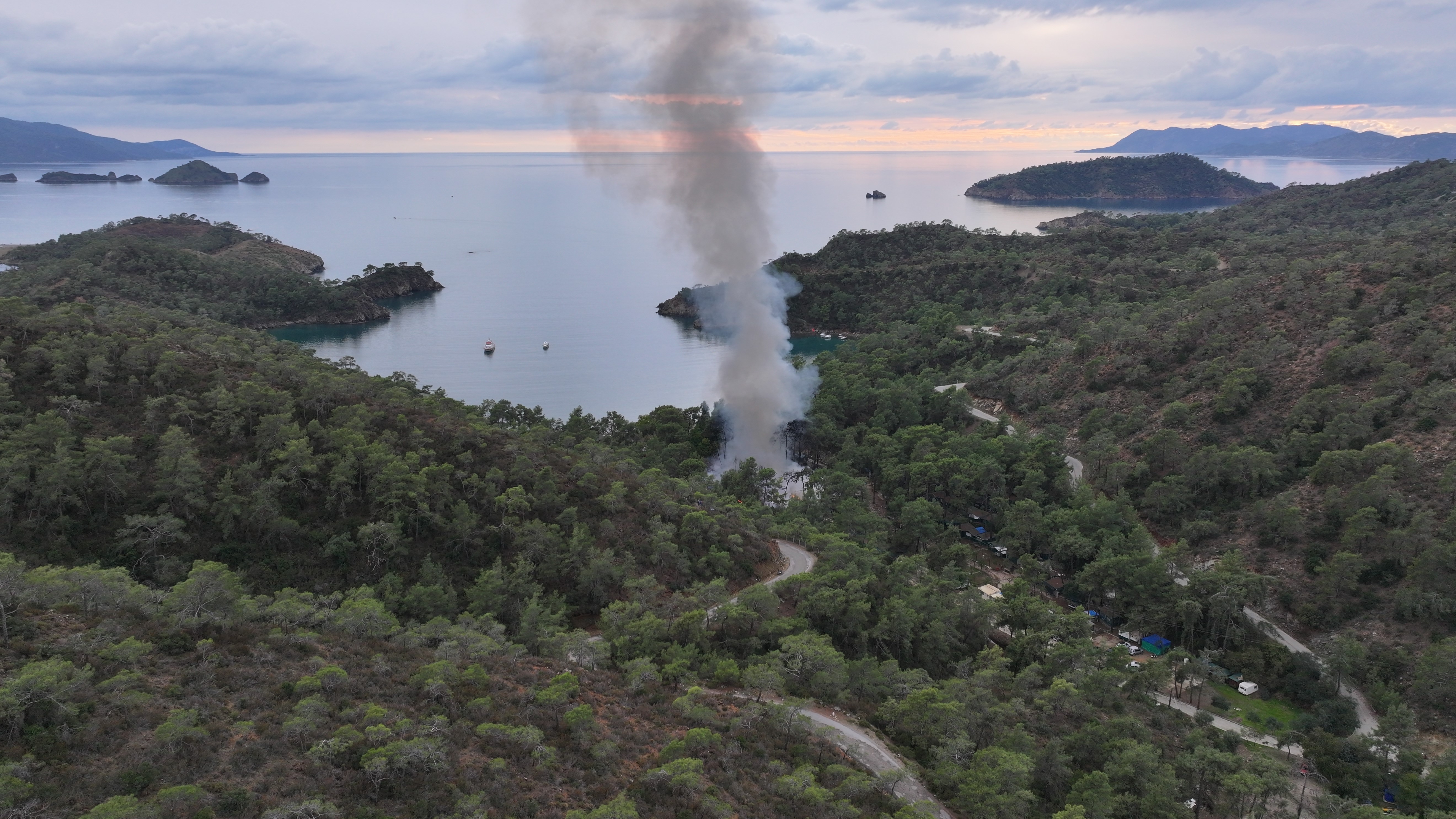 Fethiye’de onlarca karavan ve bungalov küle döndü