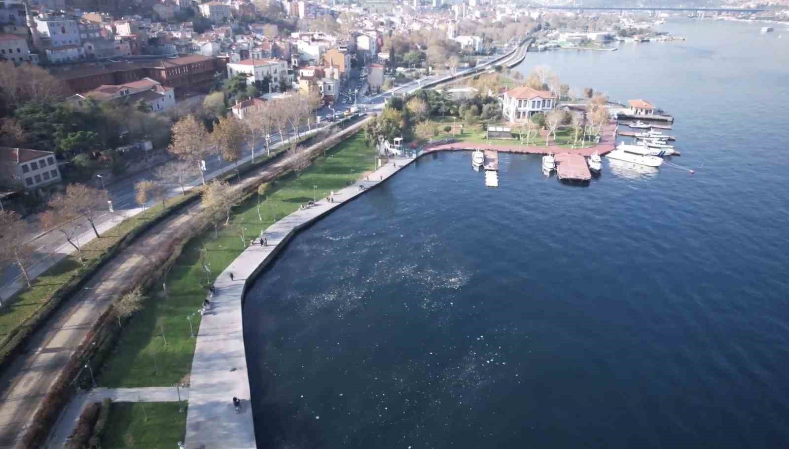 Balat sahilinde olta atan balıkçılar deniz yüzeyinde oluşan kirlilikten şikayetçi
