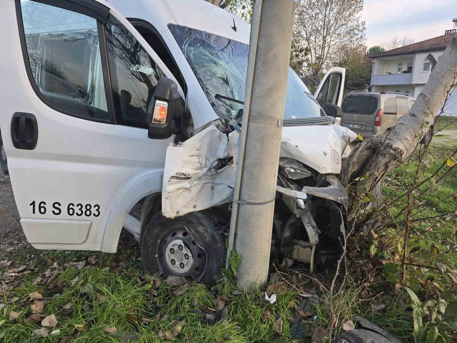 Servis minibüsü hafif ticari araçla çarpıştı: 11 yaralı
