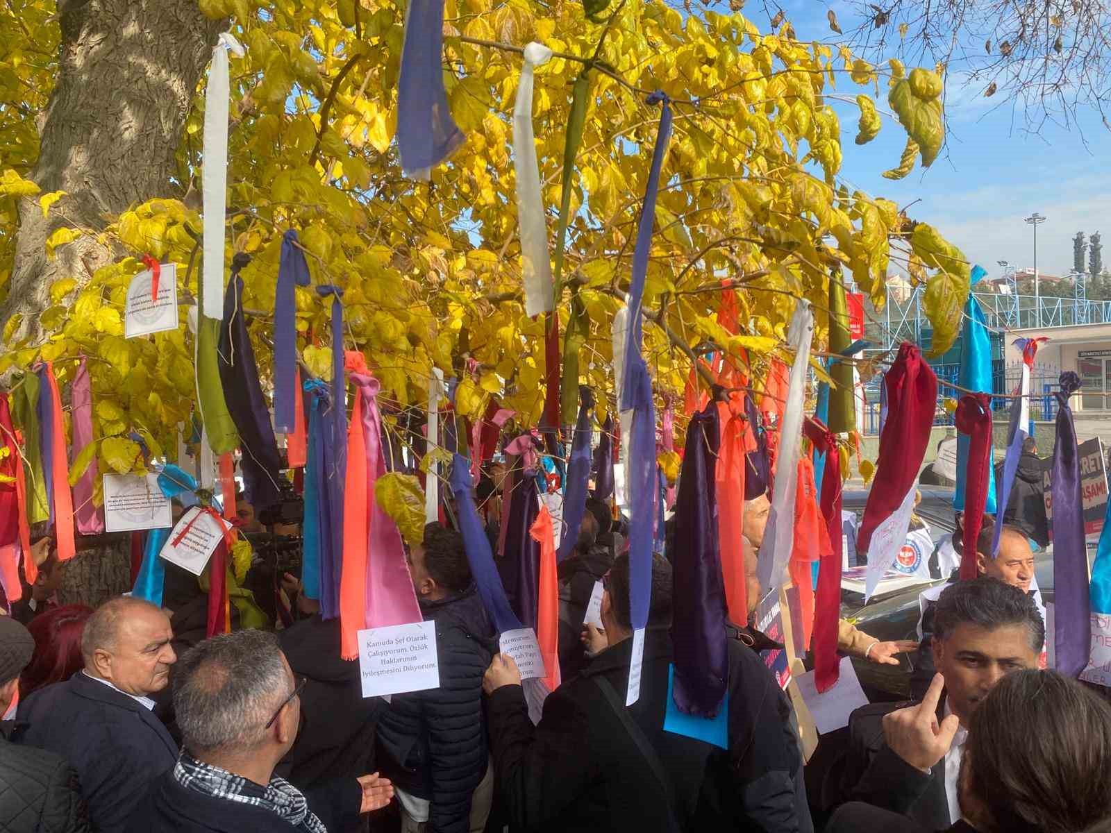 Memurlar bakanlığın önündeki ağacı ’dilek ağacı’na çevirdi
