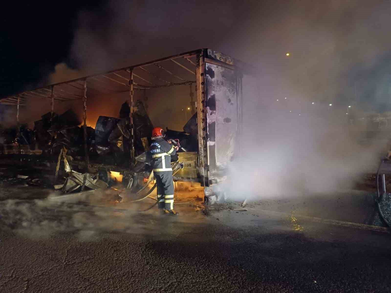 Şanlıurfa’da beyaz eşya yüklü tır alev alev yandı
