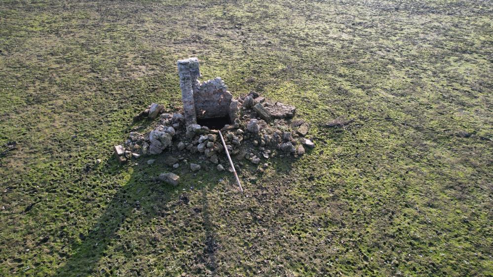 Terkos Gölü’nde su çekilince tarihi su kanalları gün yüzüne çıktı