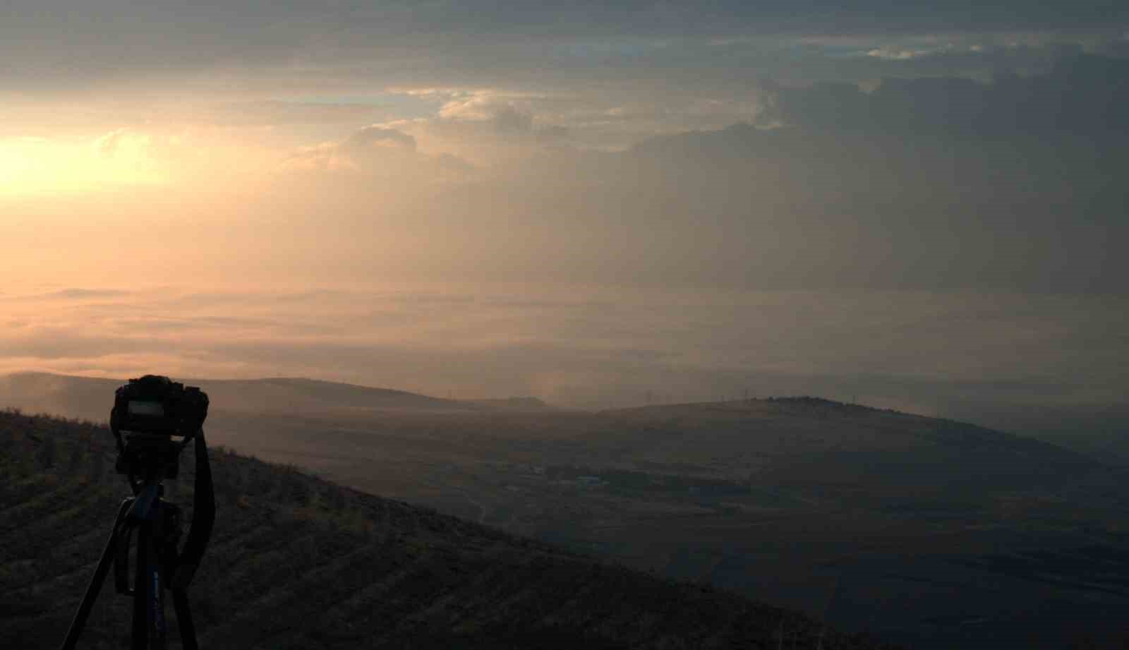 Erzincan’da doğanın muhteşem gösterisi: Sis dağların eteklerine vurdu
