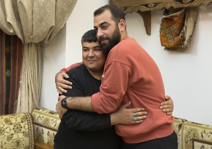 İçtiği çay nefes borusuna kaçan genci Heimlich manevrası kurtardı