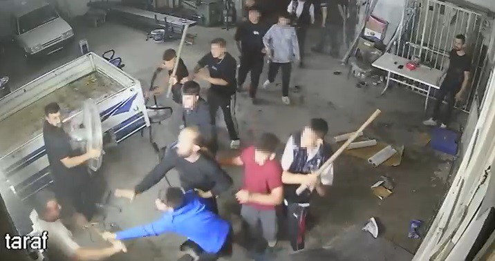 Sopa, kürek ve av tüfekli meydan savaşını andıran kavga kamerada