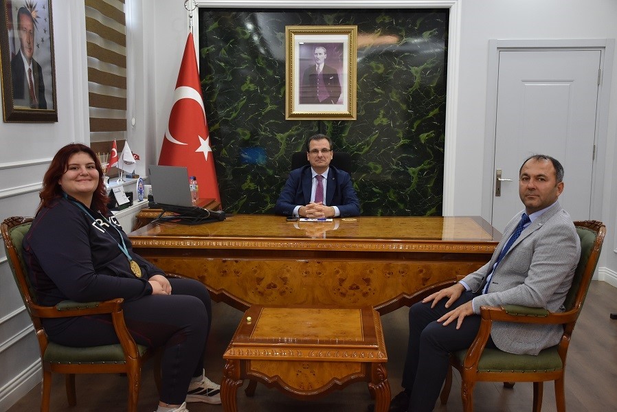 Kaymakam Güldoğan’dan şampiyon judocu Öztürk’e plaket
