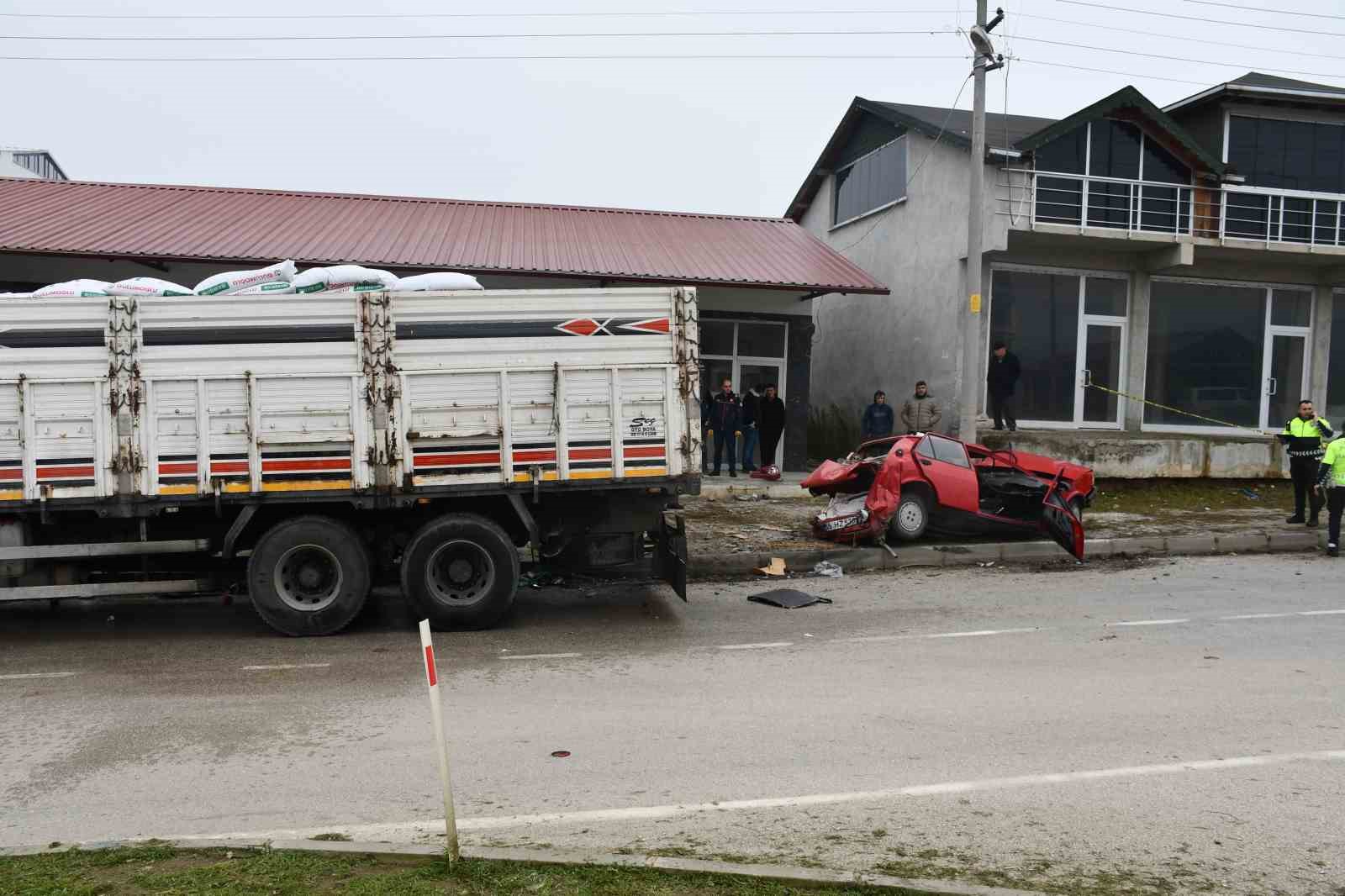 Kamyonun çarptığı Tofaş kağıt gibi katlandı: 4 yaralı
