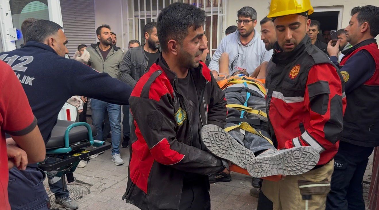 Ağır hasarlı binayı yıkarken molozların altında kaldı
