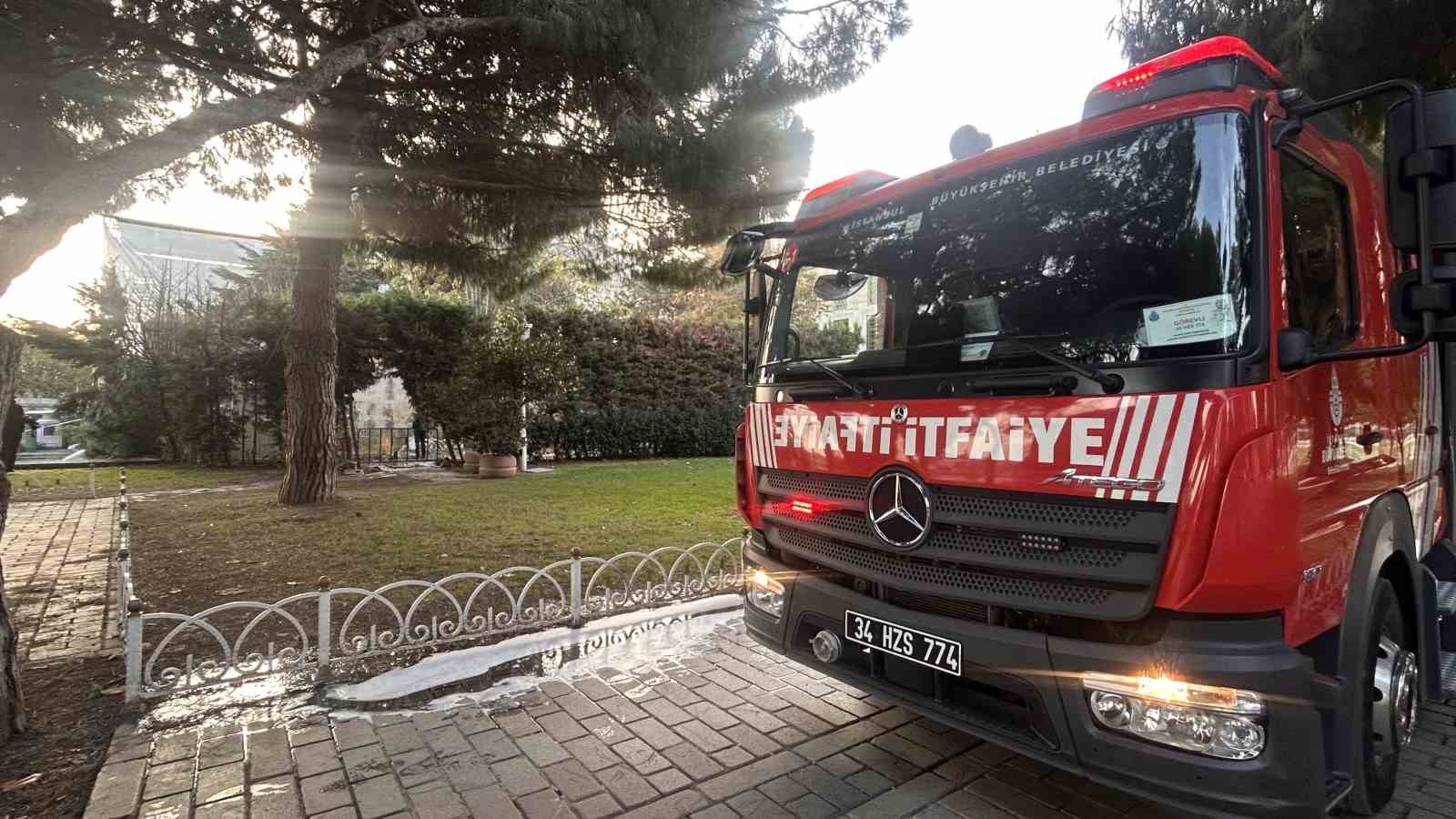Tarihi Sultanahmet Camisinin altındaki çarşıda yangın çıktı
