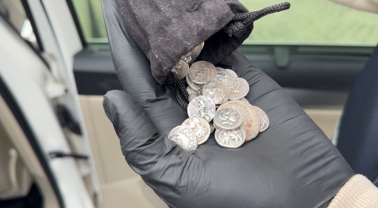 Edirne Kapıkule’de tarihi eser operasyonu: Büyük İskender portreli sikkelerle kaçarken yakalandılar
