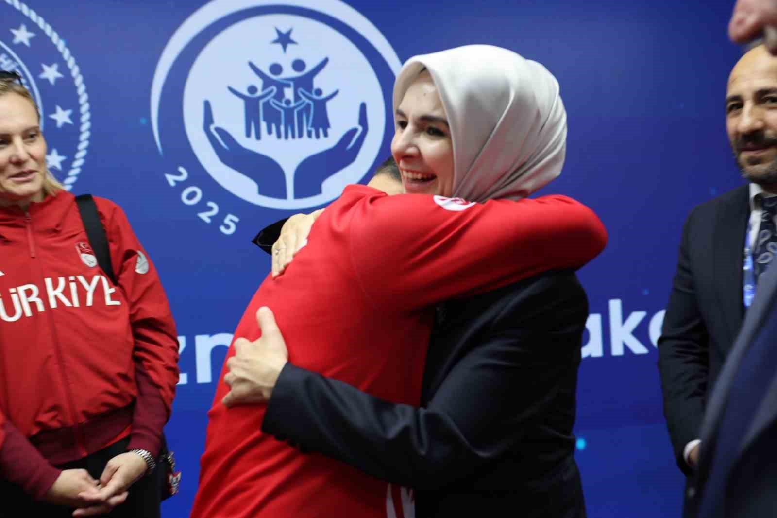 Bakan Göktaş engelli sporcularla bir araya geldi
