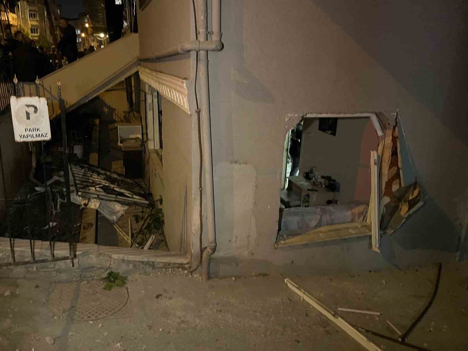 Güngören’de binadaki patlamada yaşlı çift yaralandı
