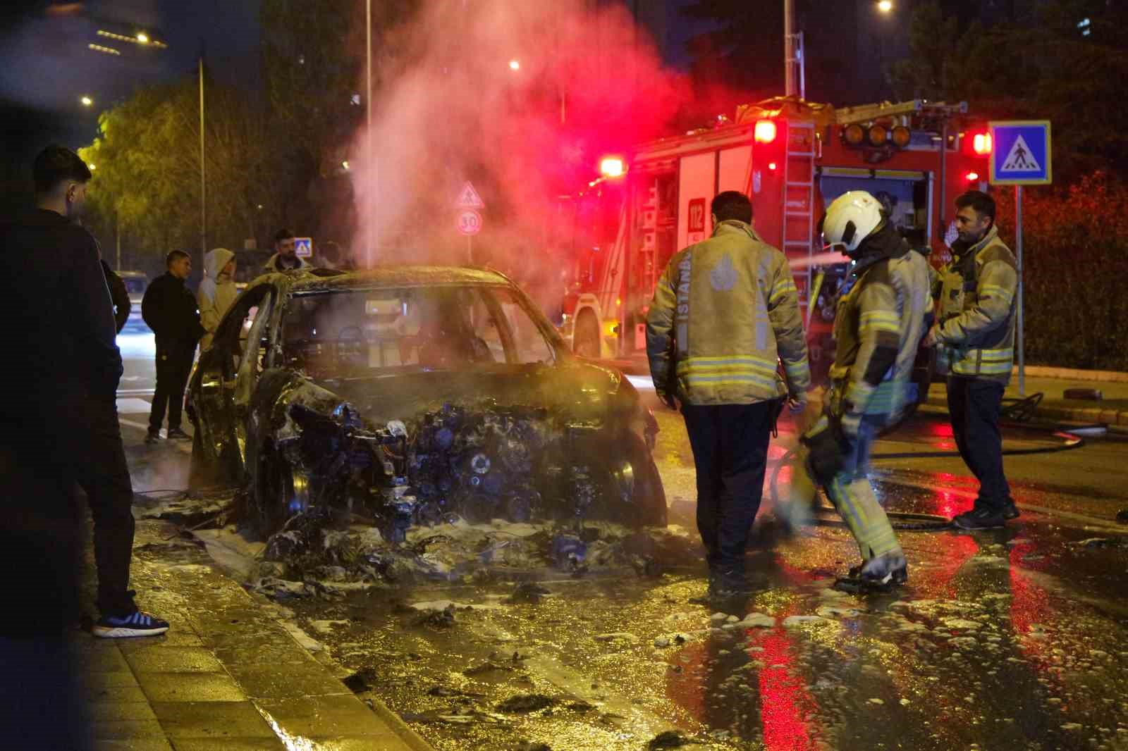 Küçükçekmece’de seyir halindeki otomobil alev topuna döndü