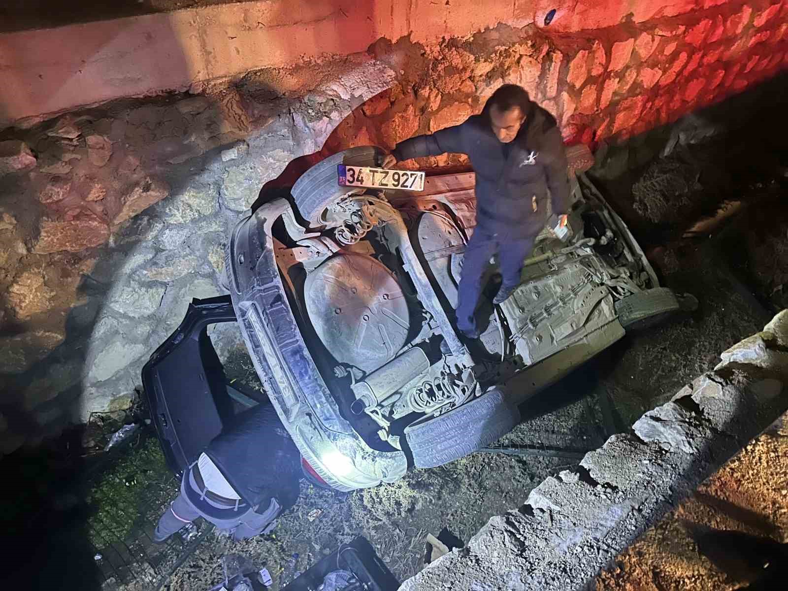 Kontrolden çıkan otomobil su kanalına düştü: 1 yaralı