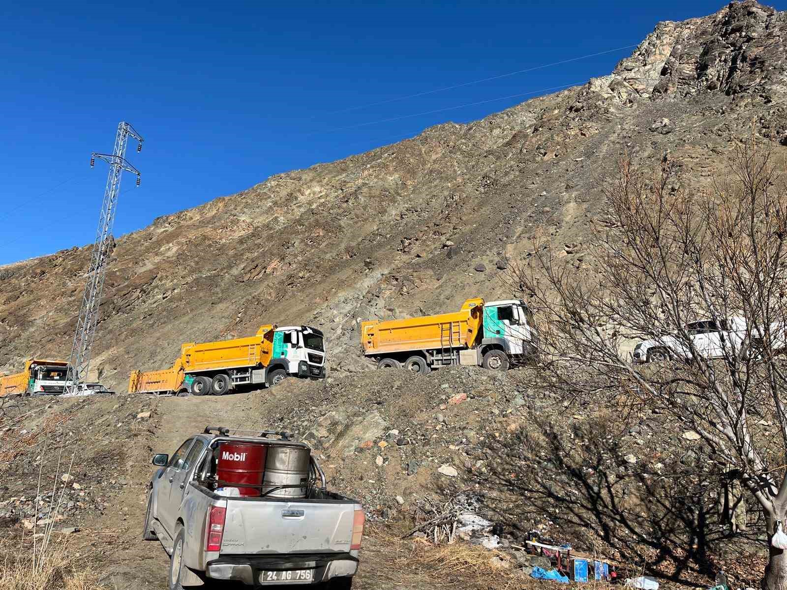 Başkan Şireci, Kemah Yücebelen yol genişletme çalışmalarını inceledi