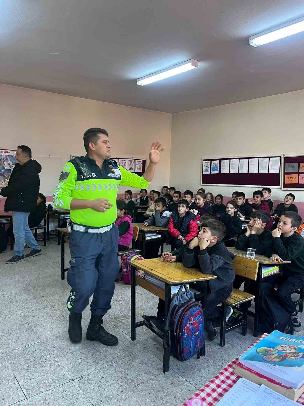 Pozantı’da ilkokul öğrencilerine trafik eğitimi
