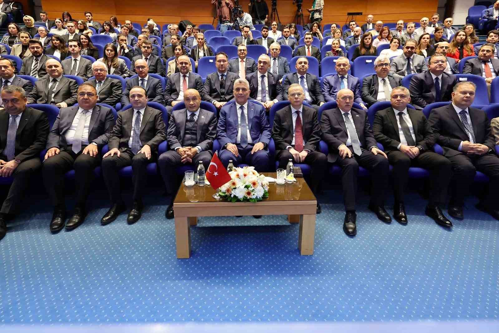 Bakan Bolat: "Kasımda ihracatımız, olumsuz takvim etkisine rağmen y&uuml;zde 2,2 artışla 22,7 milyar dolar olarak ger&ccedil;ekleşti"
