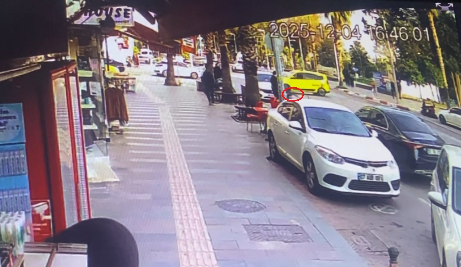 Taksi ile çarpışan motosikletli gençler metrelerce sürüklendi