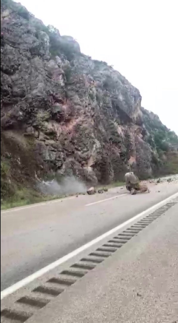 Amasya&rsquo;da riskli kaya par&ccedil;aları s&ouml;k&uuml;lerek yola d&uuml;ş&uuml;r&uuml;ld&uuml;, hummalı &ccedil;alışma dronla g&ouml;r&uuml;nt&uuml;lendi
