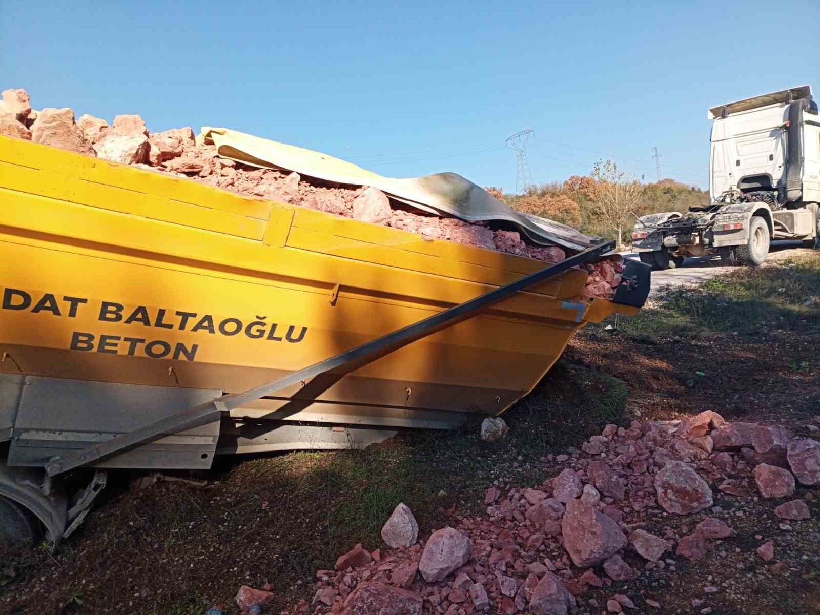 Tırın dorsesi koptu, facia ucuz atlatıldı